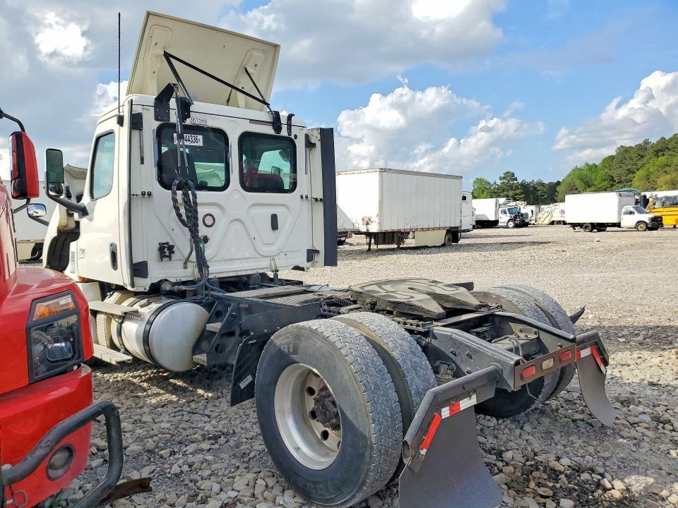 2020 Freigliner 2020 Freightliner Cascadia 126 Semi Truck