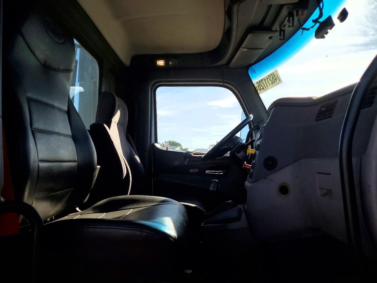 2017 Peterbilt 579 Semi Truck