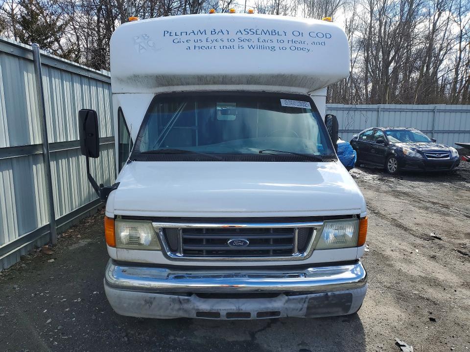 2004 Ford Econoline E450 Super Duty Cutaway Van