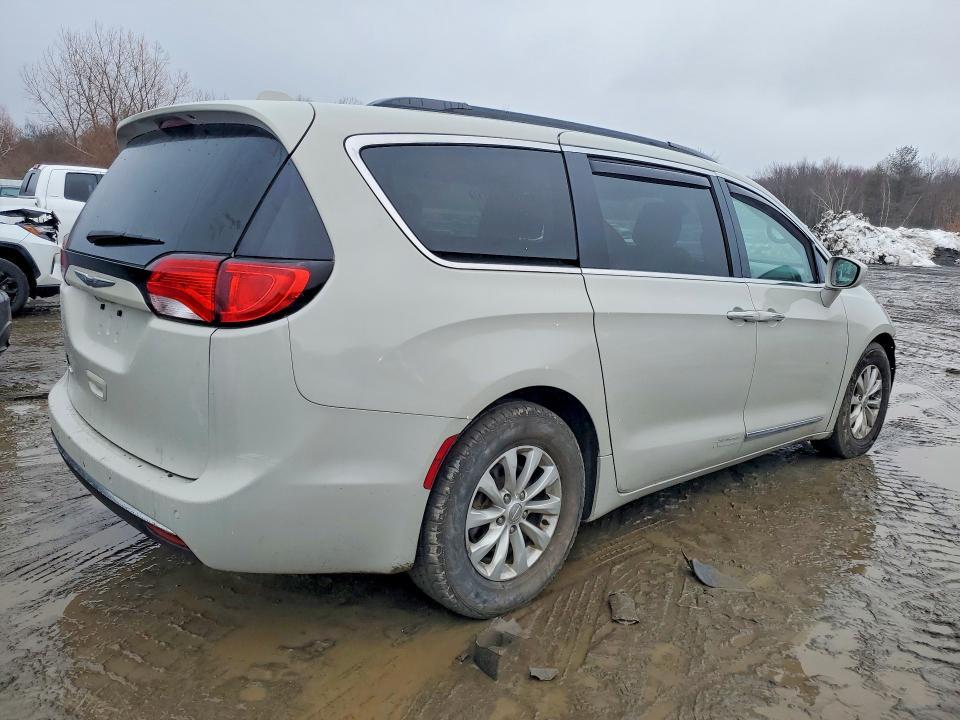 2017 Chrysler Pacifica Touring l
