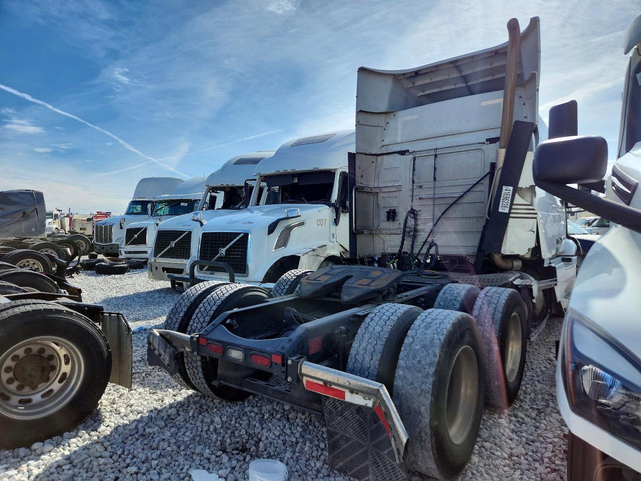 2021 Volv O VNR Semi Truck