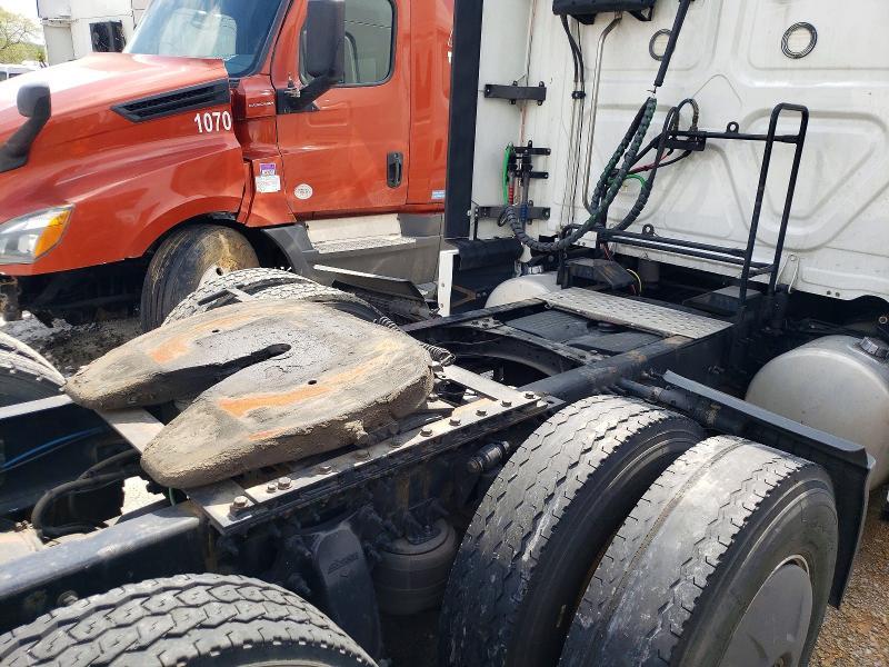 2020 Freigliner 2020 Freightliner Cascadia 126 Semi Truck