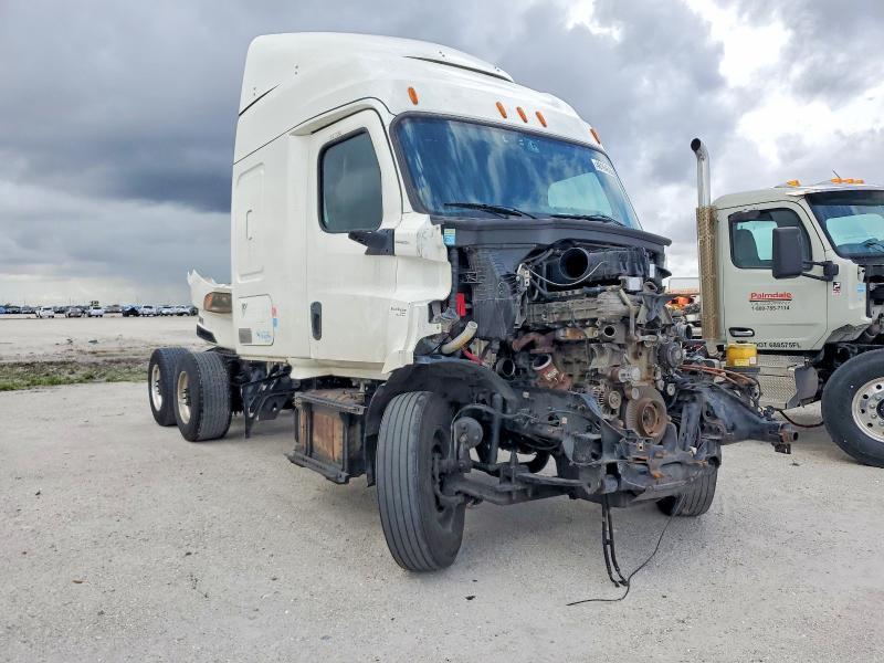2020 Freigliner 2020 Freightliner Cascadia 116 Semi Truck