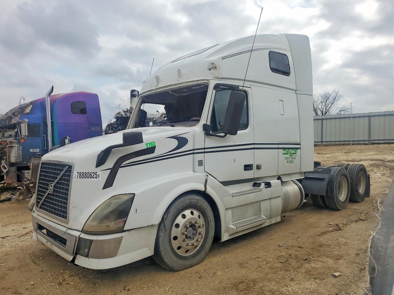 2013 Volvo VNL Semi Truck