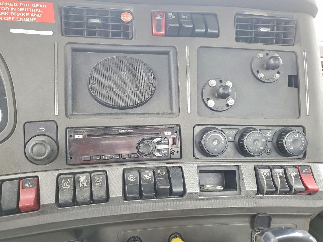 2017 Kenworth T680 Semi Truck