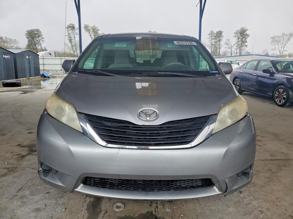 2012 Toyota Sienna le 8-passenger