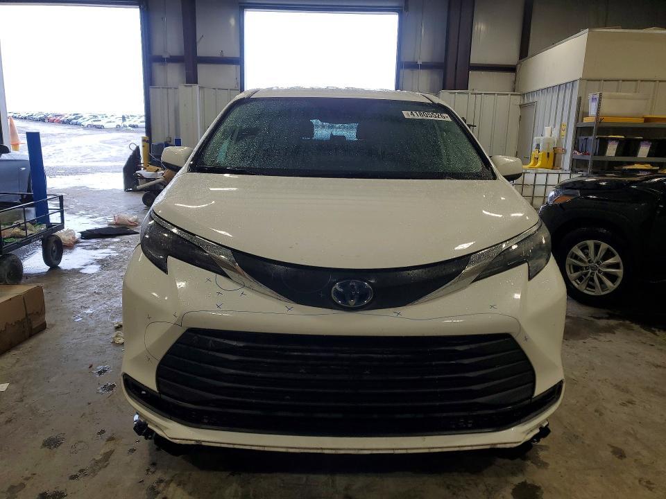 2025 Toyota Sienna le