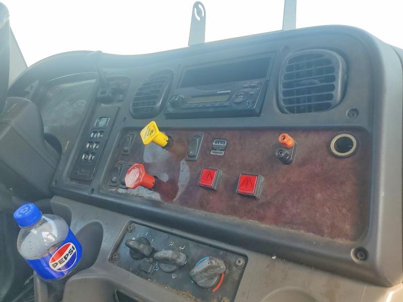 2015 Freightliner Business Class M2 Semi Truck