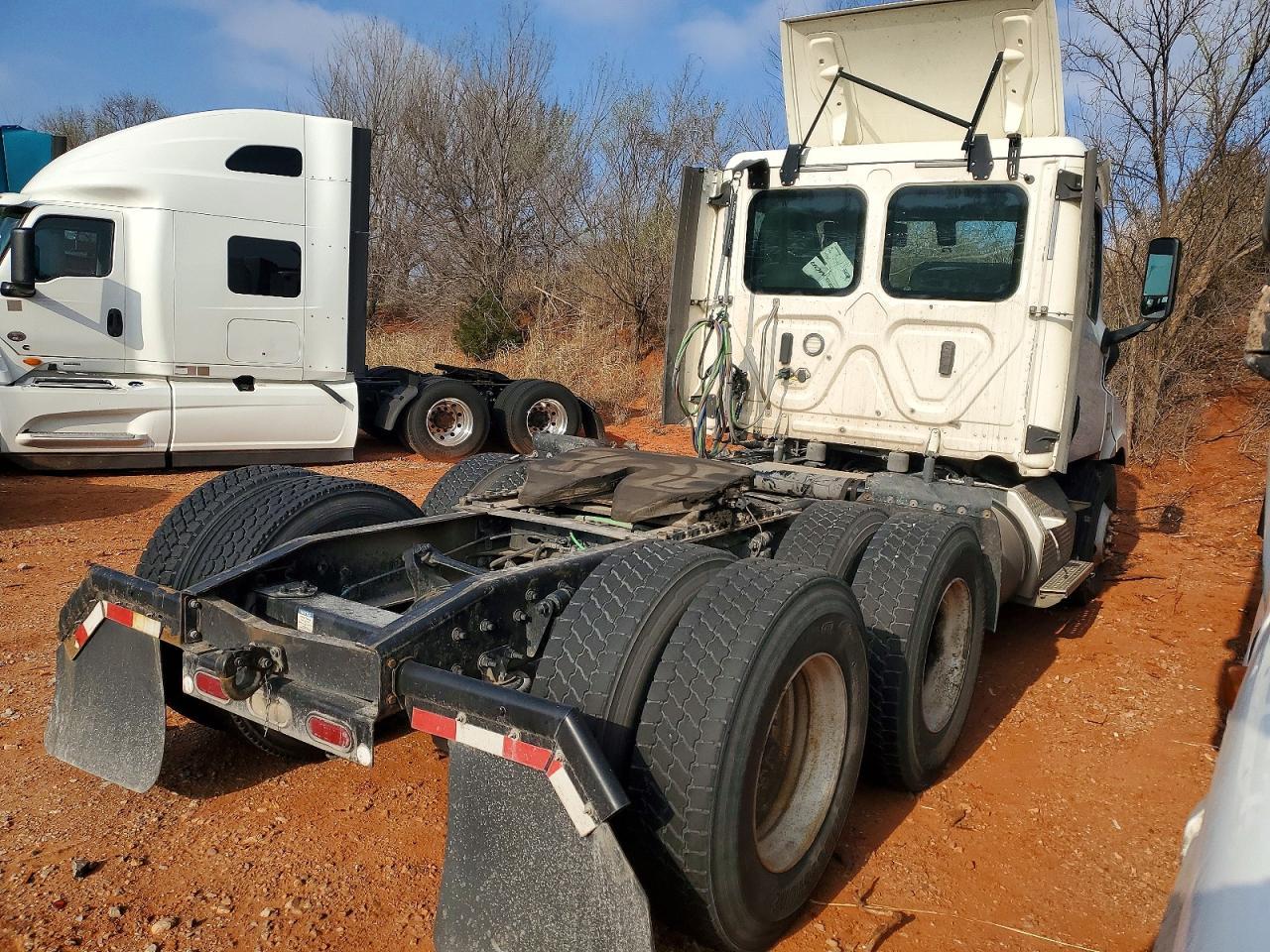2020 Freigliner 2020 Freightliner Cascadia 126 Semi Truck