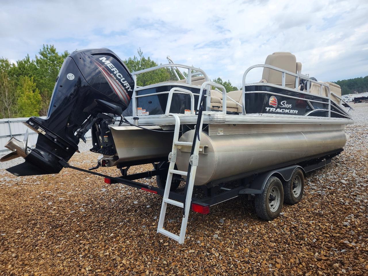 2019 Tracker Tracker Marine Suntr
