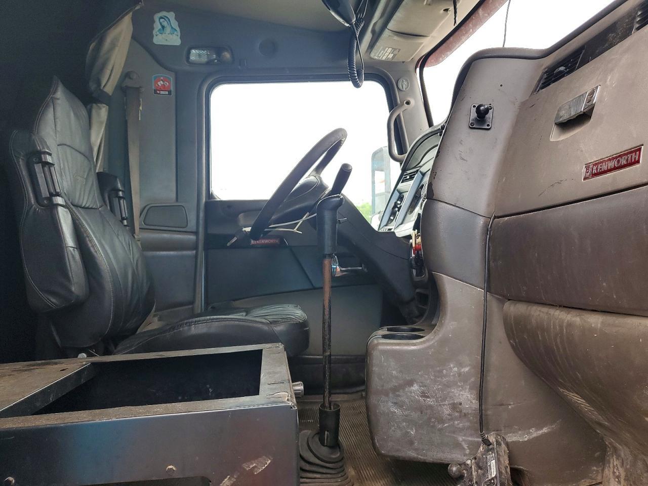 2010 Kenworth T660 Semi Truck