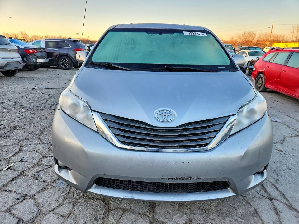 2014 Toyota Sienna xle 8-passenger
