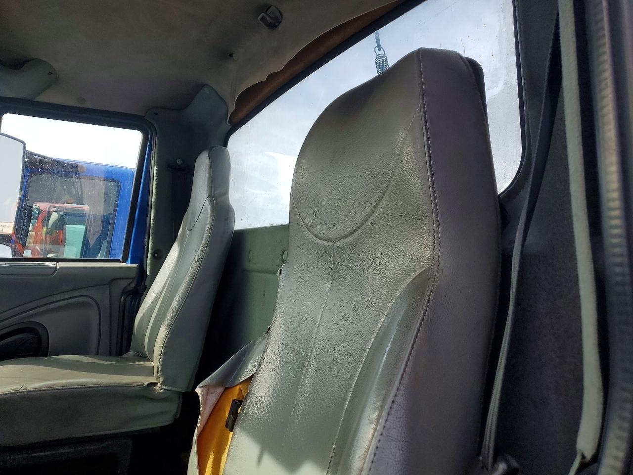 2002 International 4400 Semi Truck