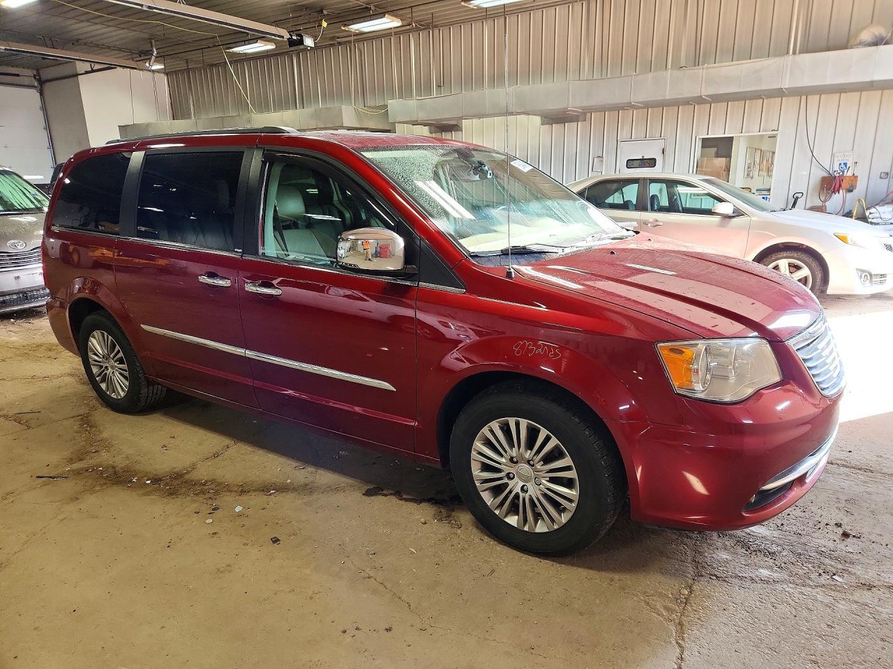 2013 Chrysler Town & Country Touring l