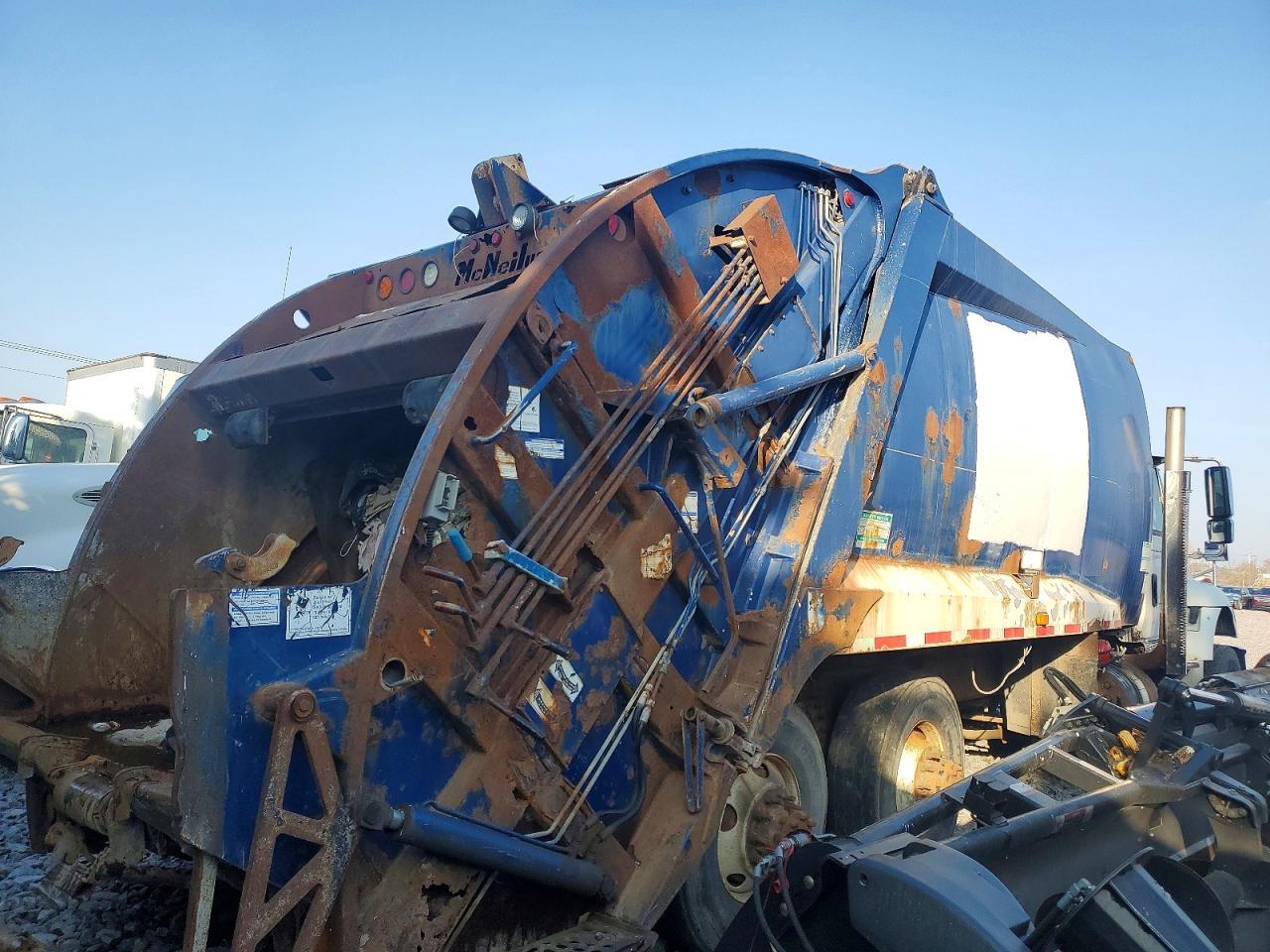 2005 International 7400 Refuse Truck