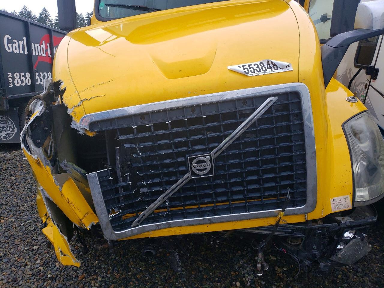 2011 Volvo VNL Semi Truck