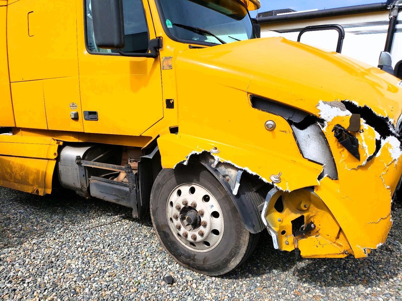 2011 Volvo VNL Semi Truck
