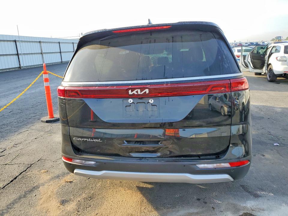 2022 KIA Carnival lx