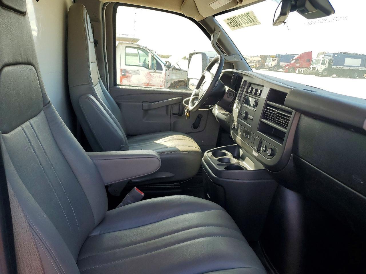2020 GMC Savana BOX Truck