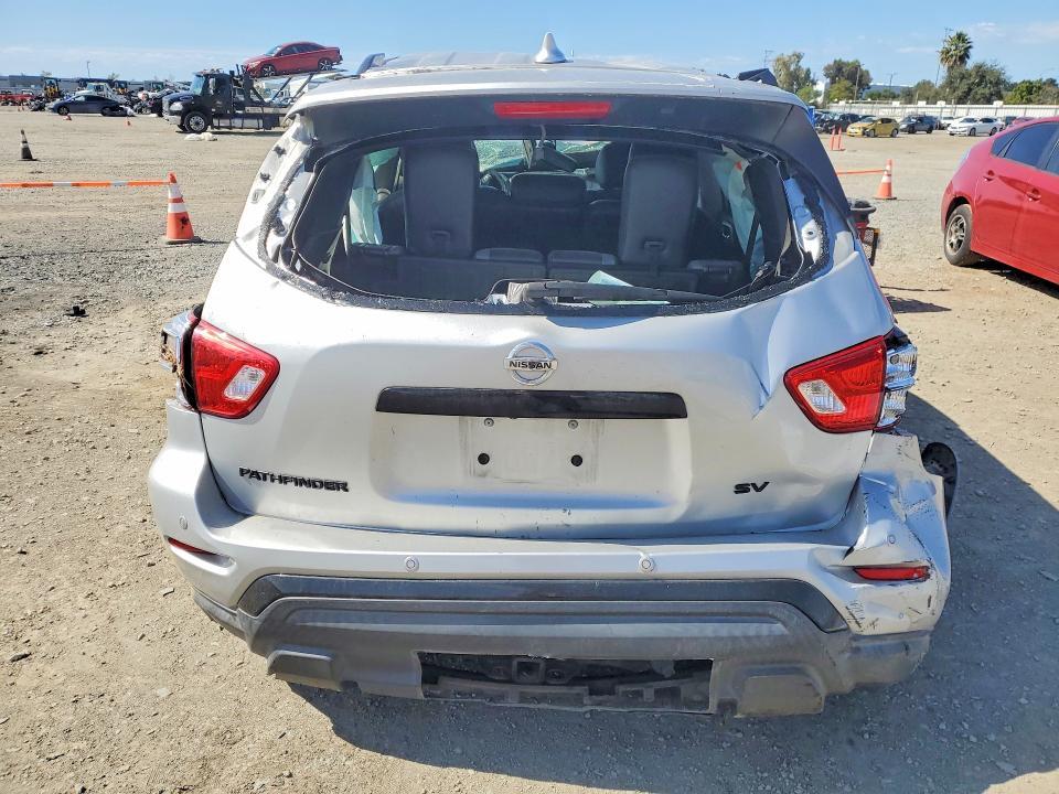 2020 Nissan Pathfinder sv