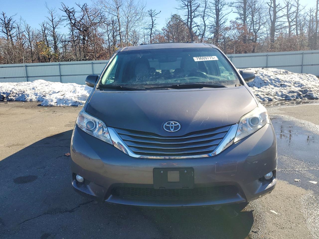 2017 Toyota Sienna xle 8-passenger