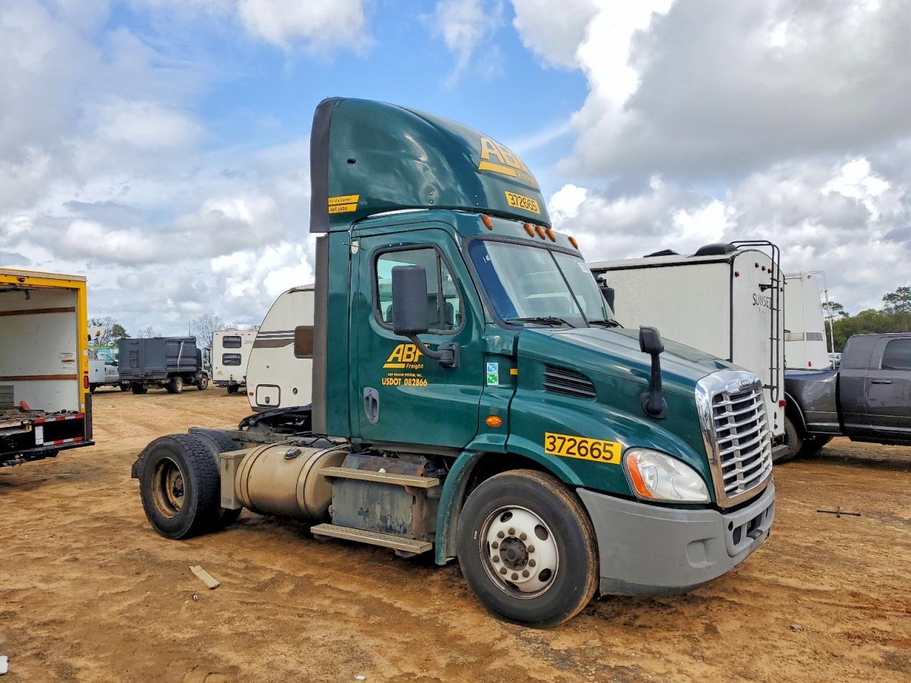 2018 Freigliner 2018 Freightliner Cascadia 113 Semi Truck