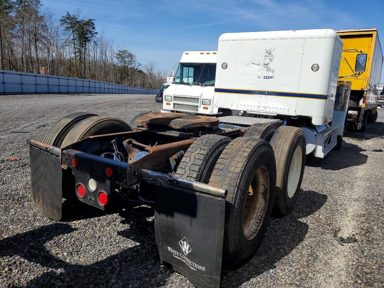 2000 Freigliner 2000 Freightliner Long Convention Semi Truck