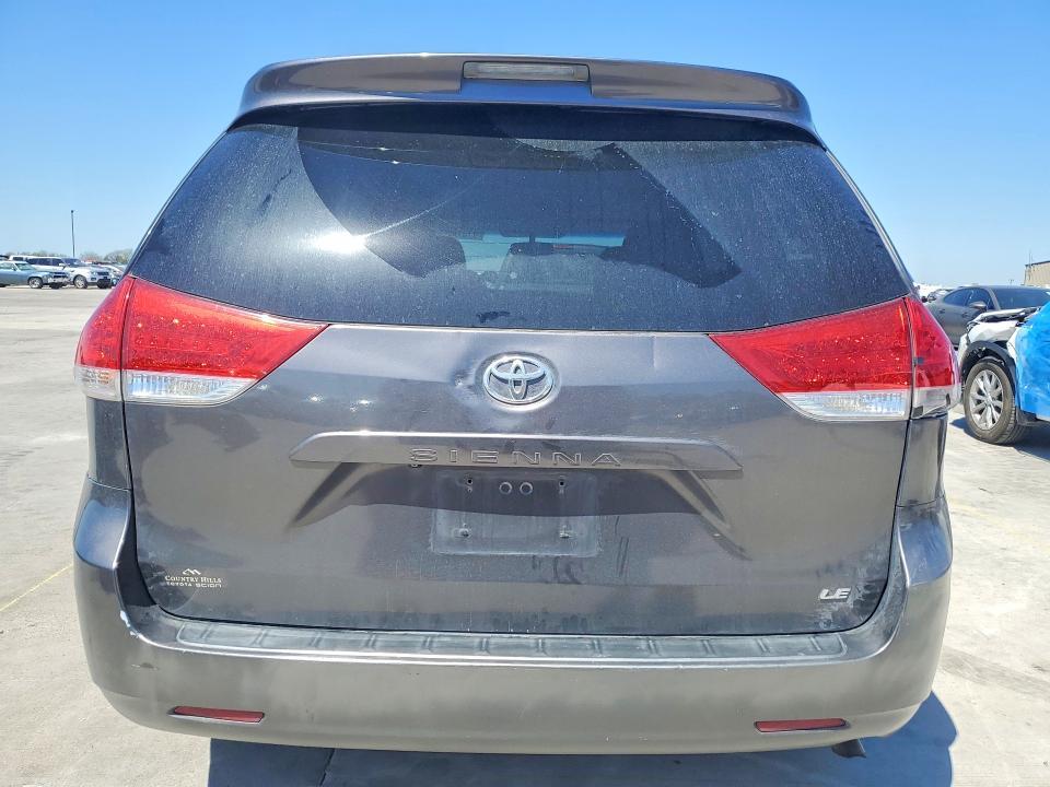 2012 Toyota Sienna le 8-passenger