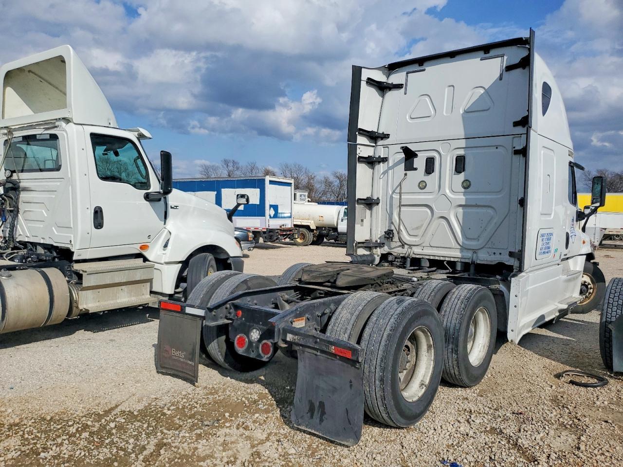 2017 Freigliner 2017 Freightliner Cascadia 1-Semi Truck