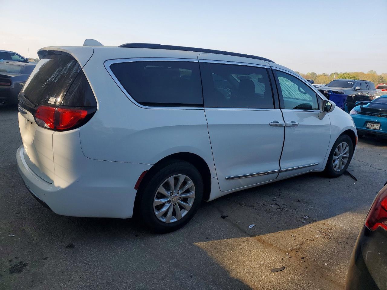 2017 Chrysler Pacifica Touring l