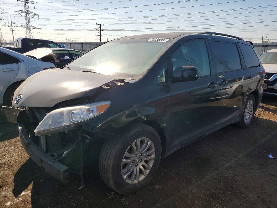 2013 Toyota Sienna xle 8-passenger