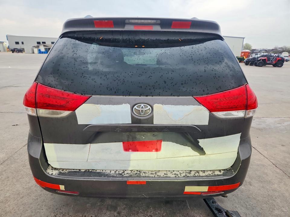 2012 Toyota Sienna le 8-passenger