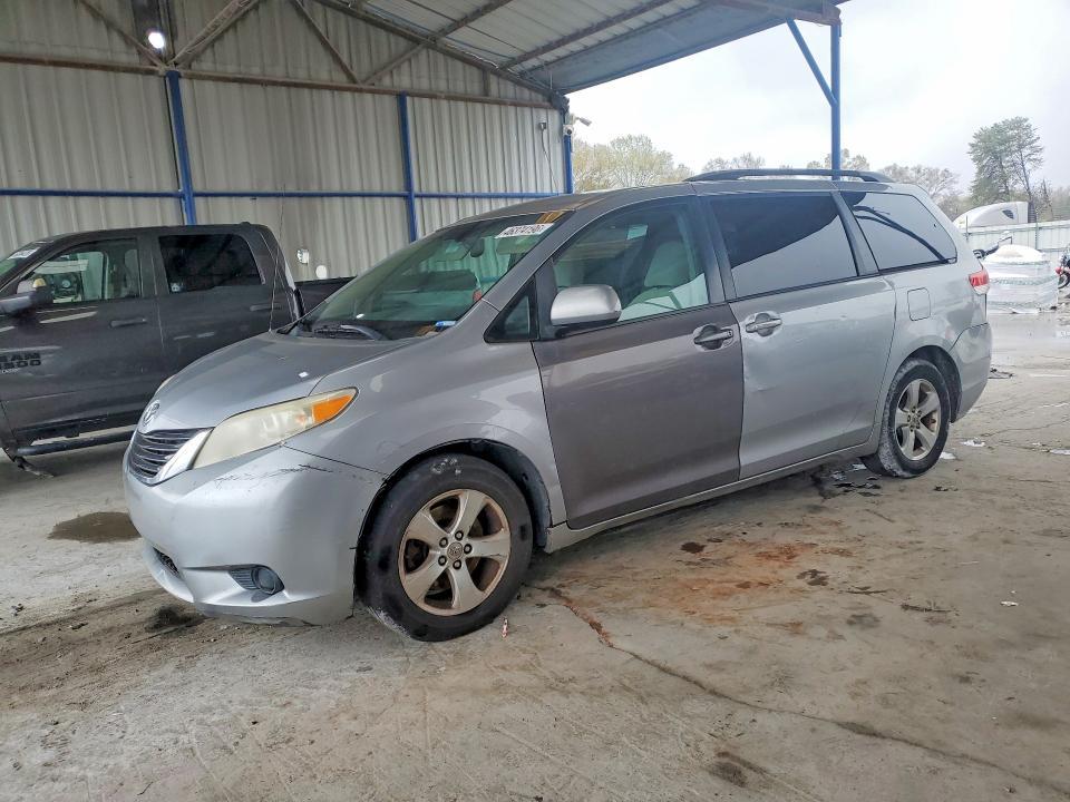 2012 Toyota Sienna le 8-passenger