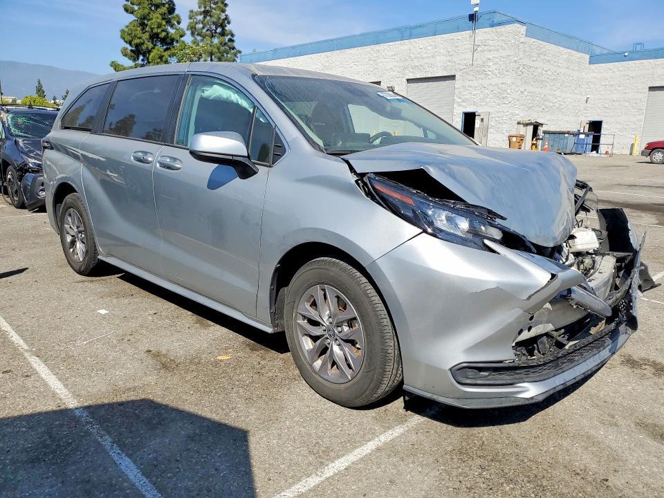 2024 Toyota Sienna le 8-passenger