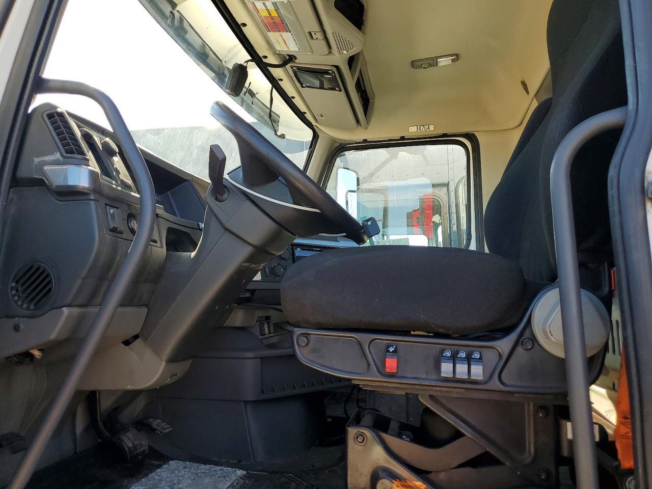 2020 Volvo VNR Semi Truck