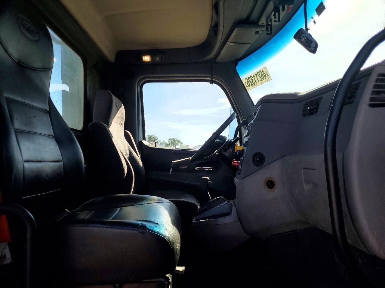 2017 Peterbilt 579 Semi Truck