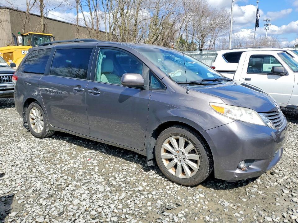 2013 Toyota Sienna xle 7-passenger