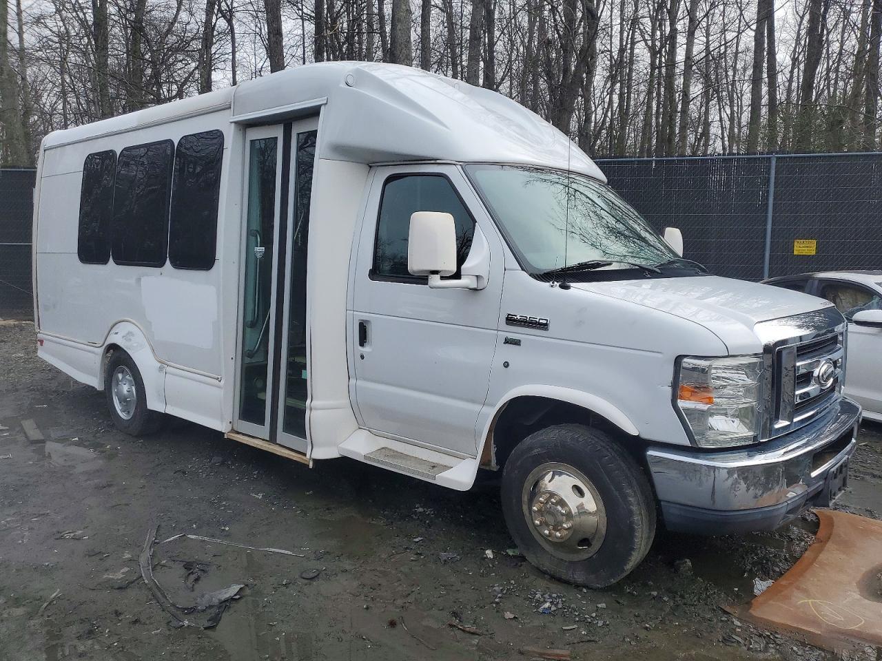 2015 Ford Econoline E350 Super Duty Cutaway Van