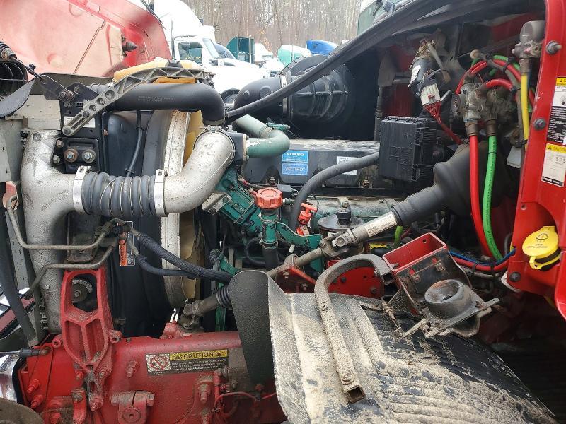 2013 Volvo VHD Semi Truck