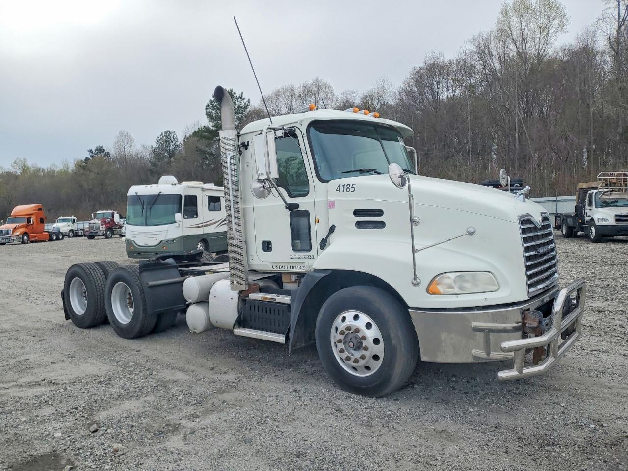 2014 Mack 600 CXU613-Semi Truck