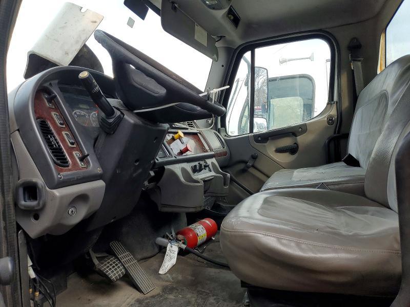 2010 Freigliner 2010 Freightliner Business Class M2 Semi Truck