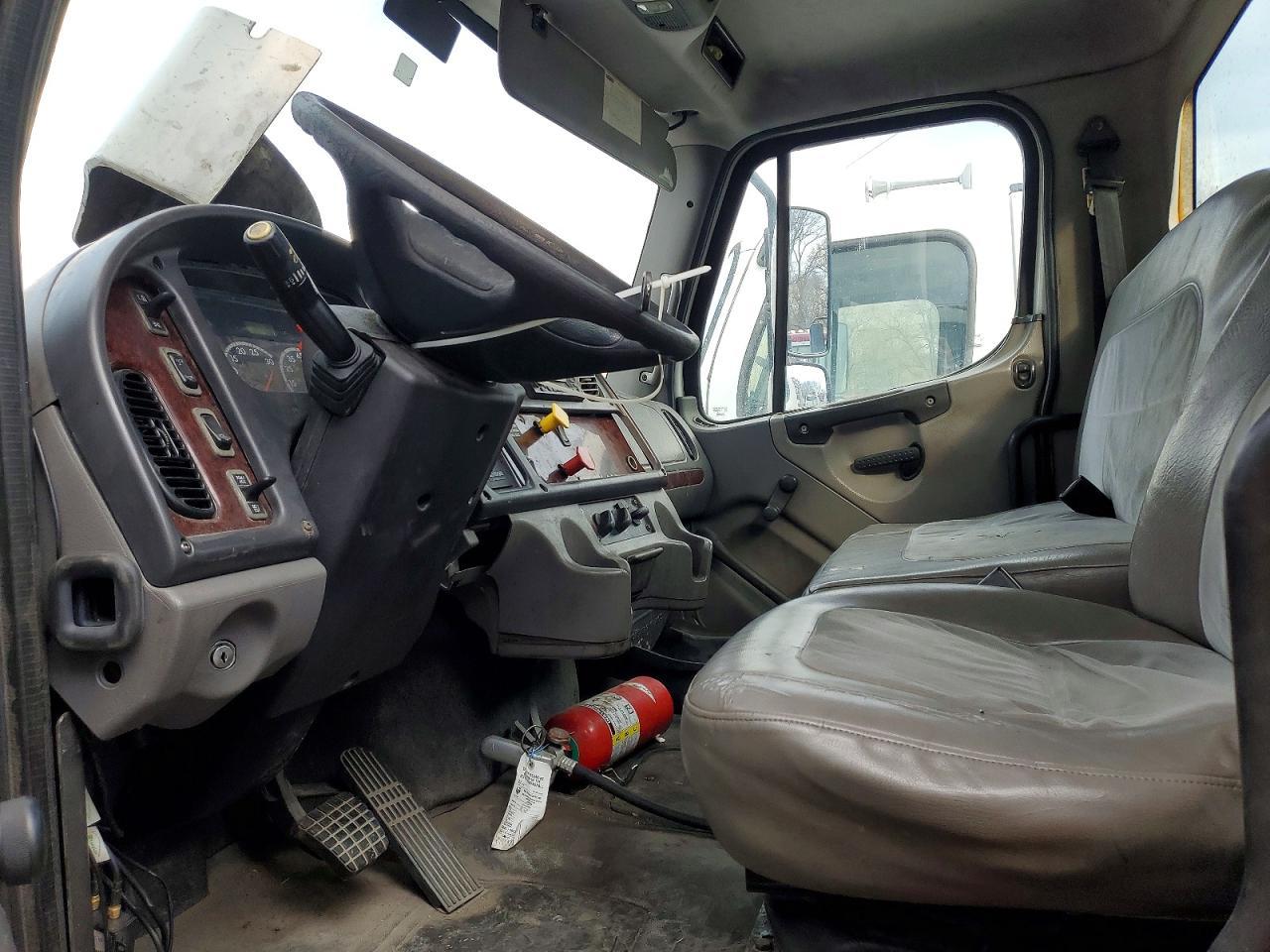 2010 Freigliner 2010 Freightliner Business Class M2 Semi Truck