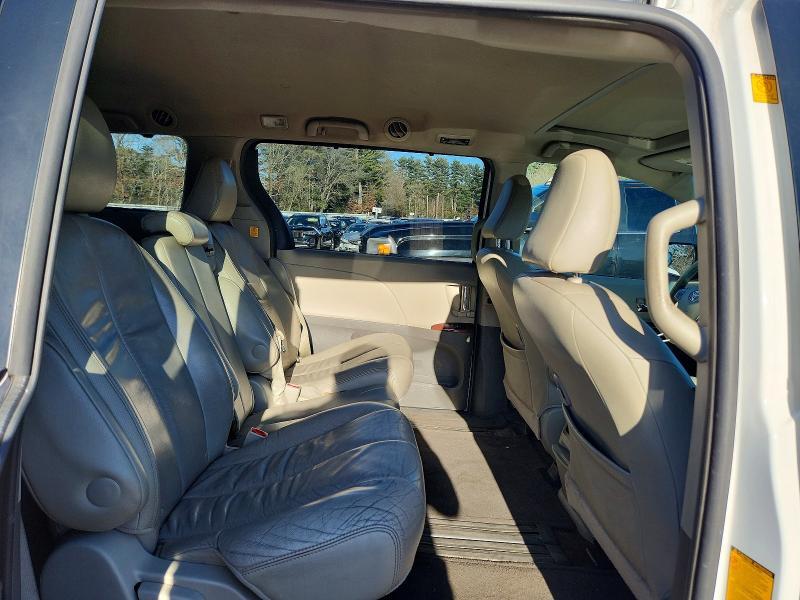 2012 Toyota Sienna xle 8-passenger