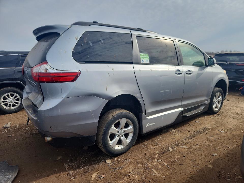 2015 Toyota Sienna le 8-passenger
