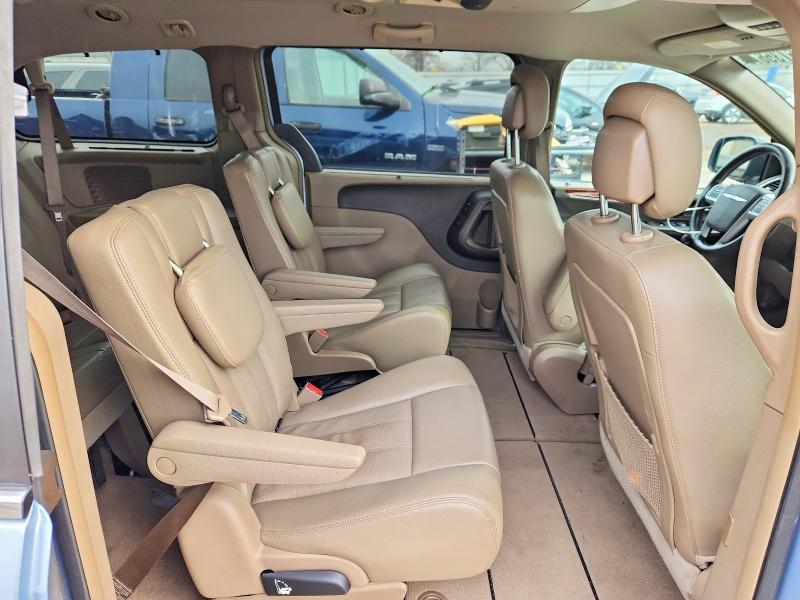 2013 Chrysler Town & Country Touring l