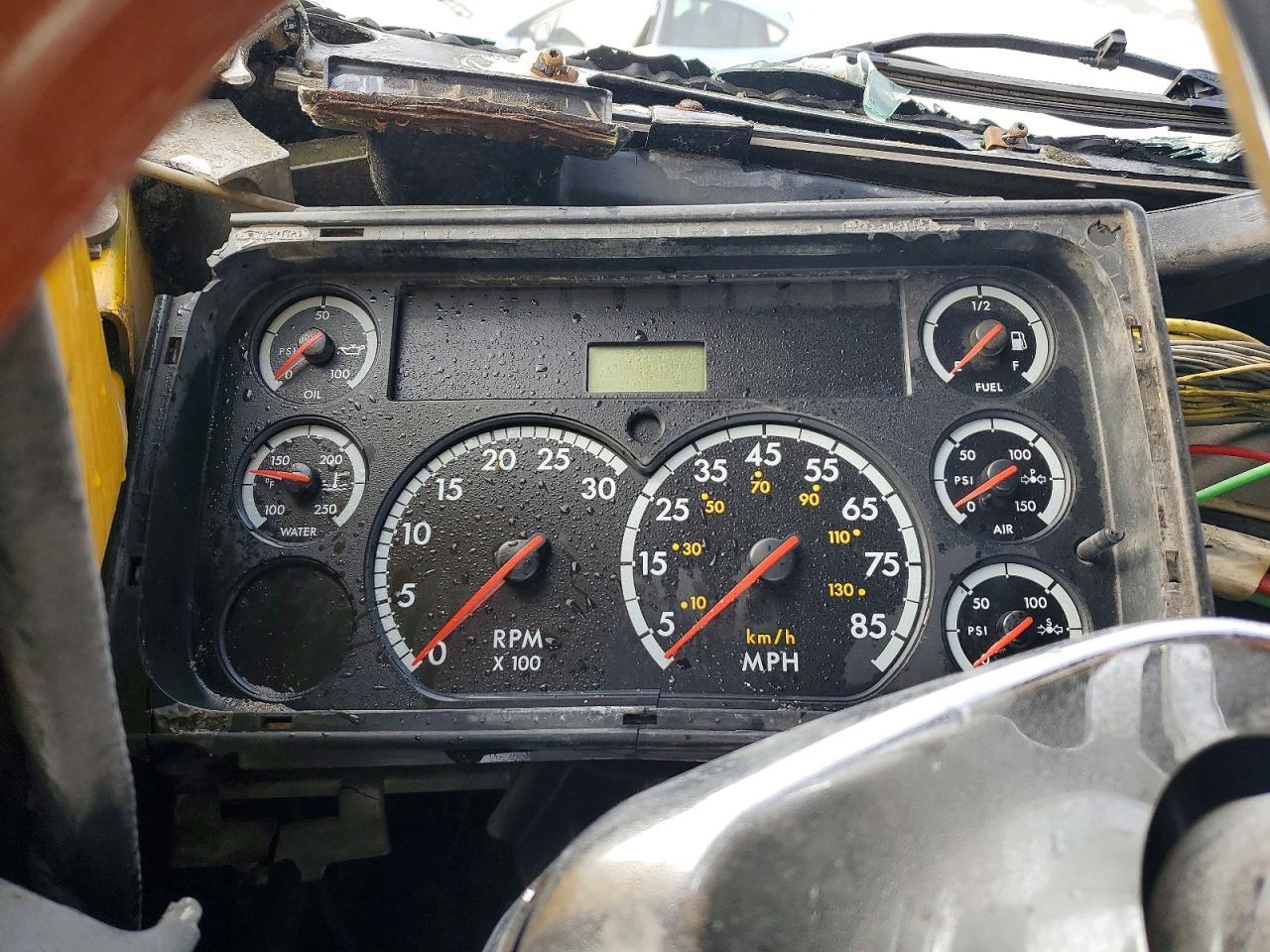 2005 Freigliner 2005 Freightliner Columbia 120 Semi Truck