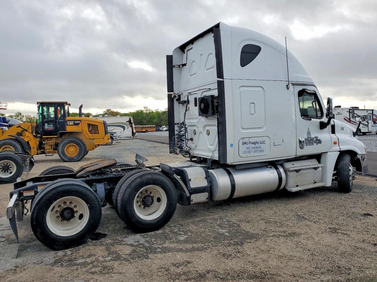 2013 Freigliner 2013 Freightliner Cascadia 1-Semi Truck