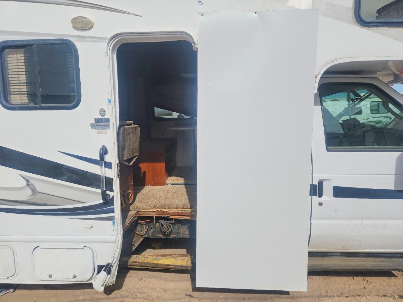 2013 Ford Econoline E450 Super Duty Cutaway Van