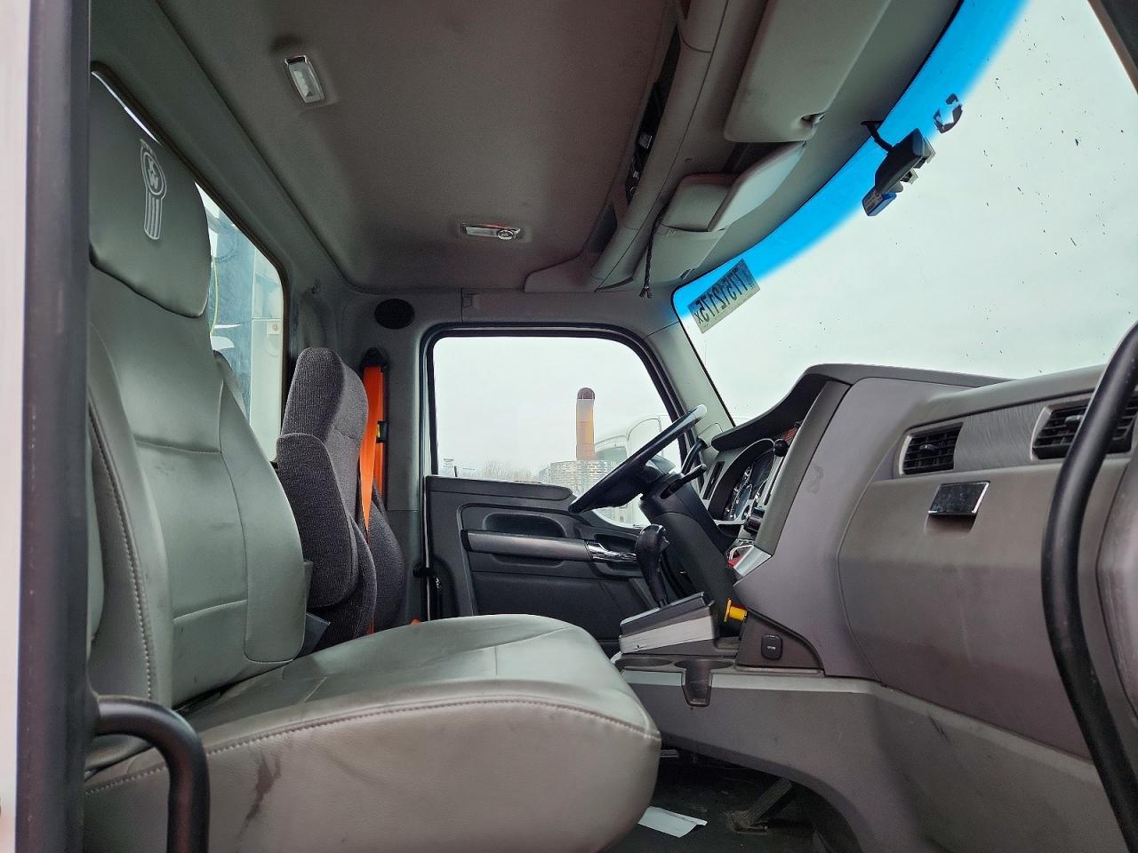 2016 Kenworth T680 Semi Truck