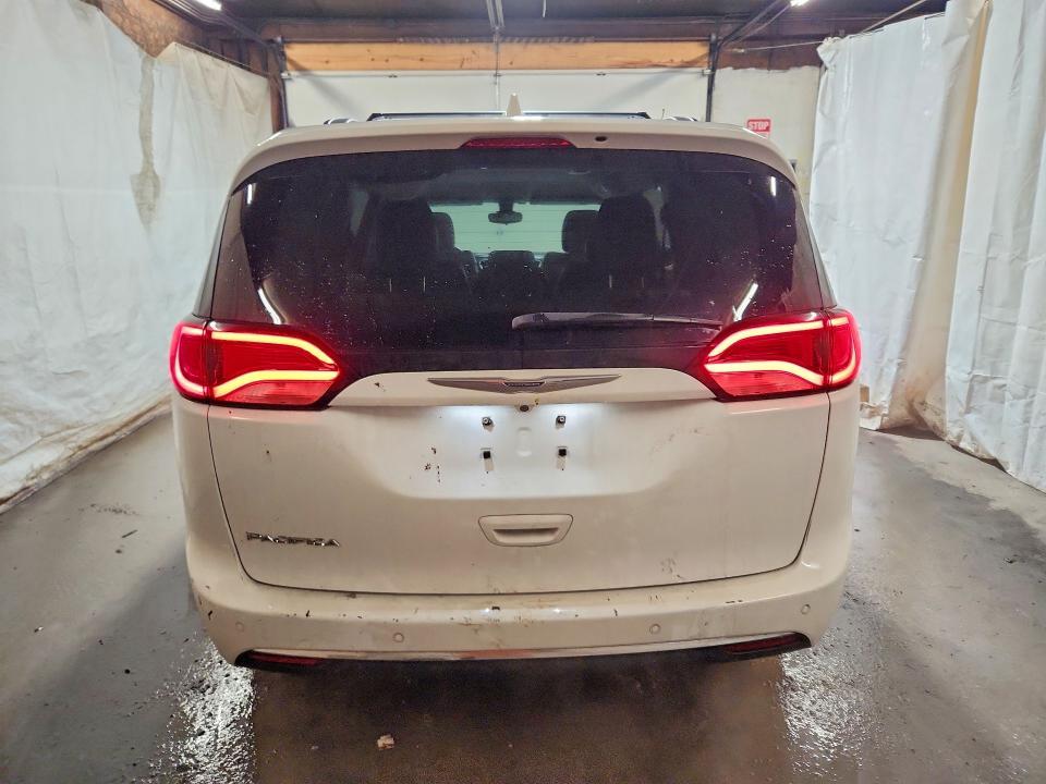 2017 Chrysler Pacifica Touring l
